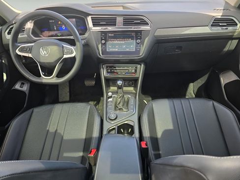 Used 2022 Volkswagen Tiguan SE w/ Panoramic Sunroof Package image 9