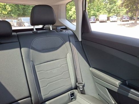 Certified 2025 Volkswagen Taos SE image 20