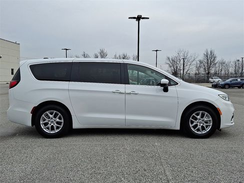 Used 2023 Chrysler Pacifica Touring-L image 10