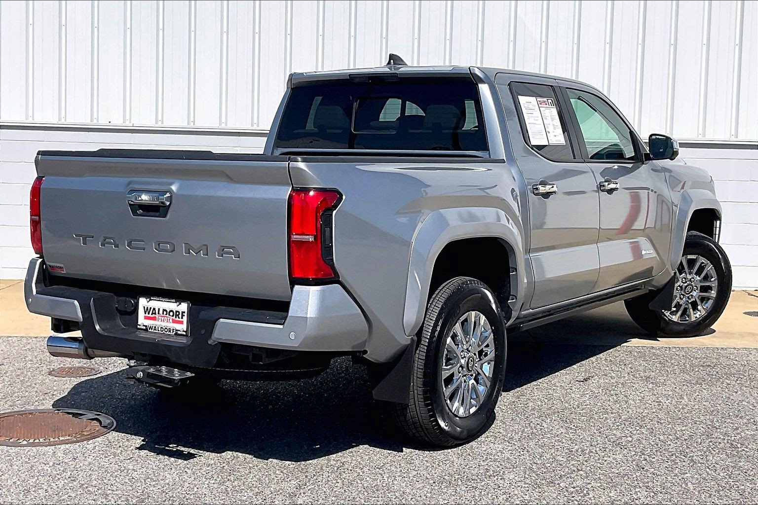 Used 2025 Toyota Tacoma Limited AWD/4WD image 17