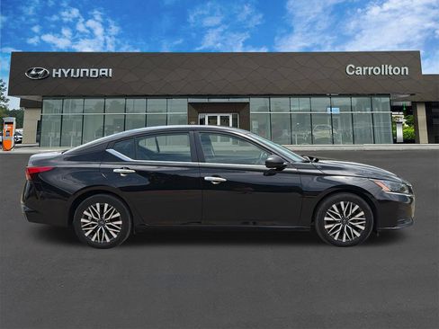 Used 2025 Nissan Altima 2.5 SV FWD image 4