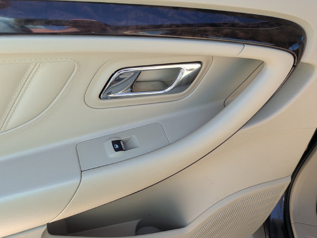 Used 2015 Ford Taurus Limited FWD image 8