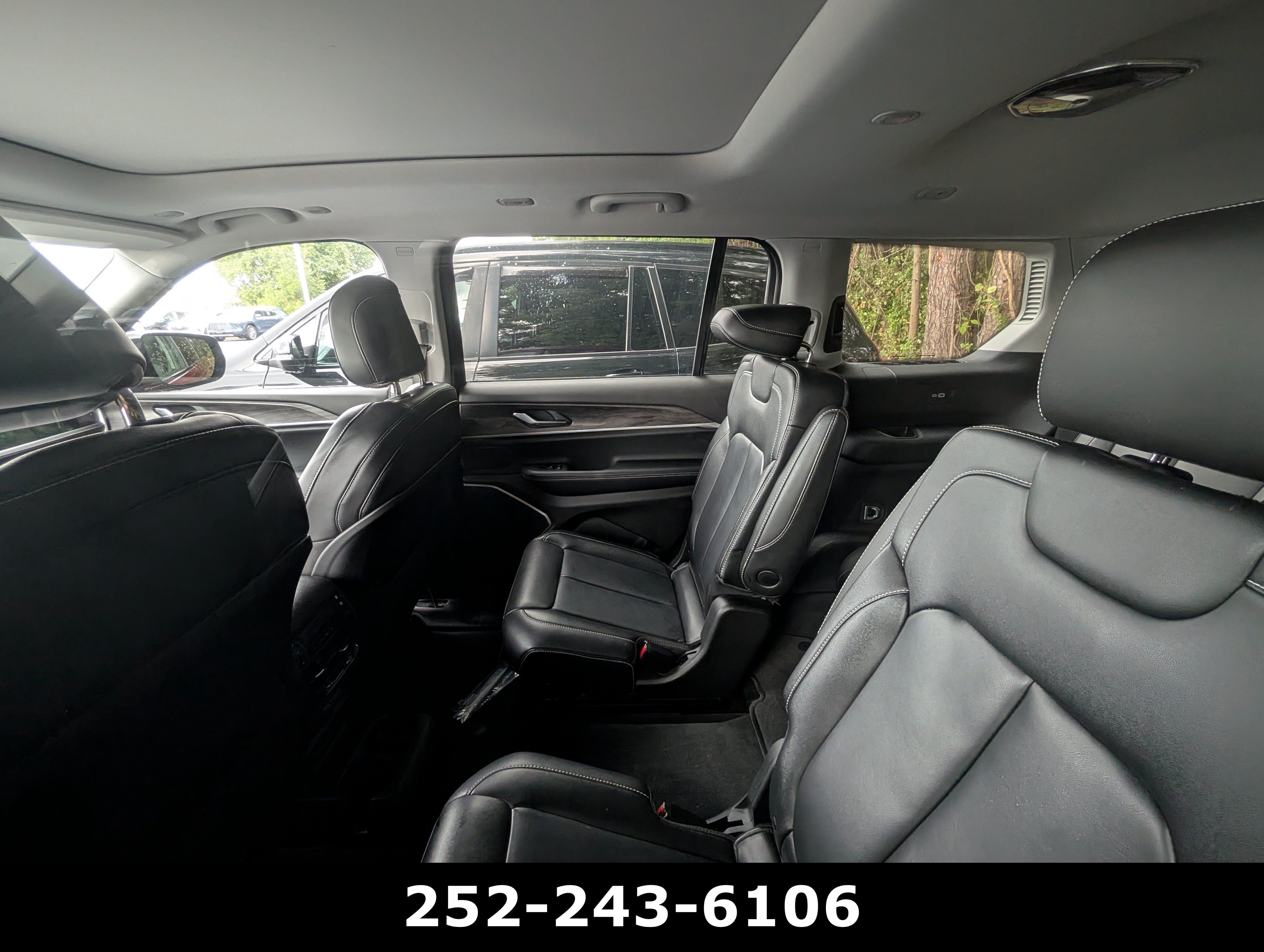 Used 2022 Jeep Grand Cherokee L Limited w/ Black Appearance Package AWD/4WD image 11