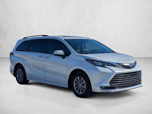 Used 2024 Toyota Sienna XLE FWD image 3