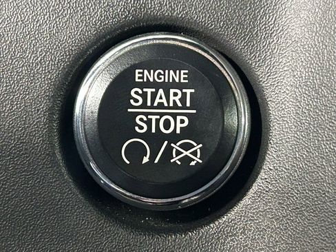 Used 2014 Dodge Challenger SXT image 16