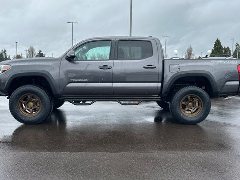 Used 2017 Toyota Tacoma TRD Off-Road w/ Premium & Technology Package image 6