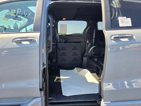 Used 2025 Toyota Sienna XSE w/ XSE Plus Package FWD image 29