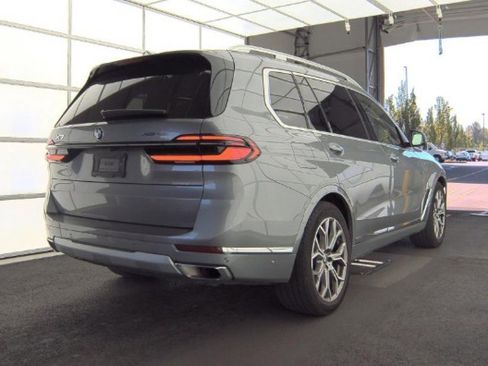 Used 2025 BMW X7 xDrive40i AWD/4WD image 3