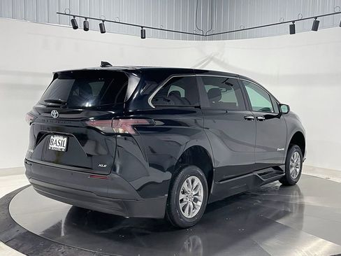 Used 2025 Toyota Sienna XLE image 6