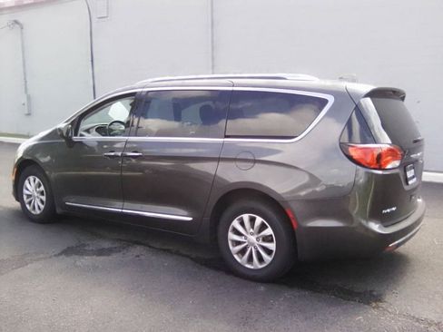 Used 2019 Chrysler Pacifica Touring-L FWD image 6