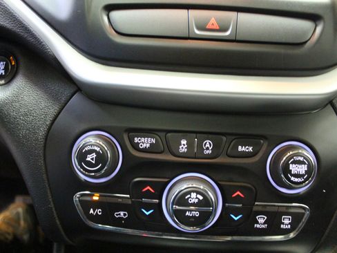 Used 2016 Jeep Cherokee Trailhawk w/ Comfort/Convenience Group image 17