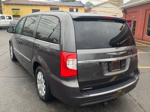 Used 2015 Chrysler Town & Country Touring image 5