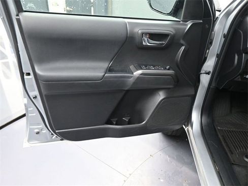 Used 2022 Toyota Tacoma TRD Off-Road image 17