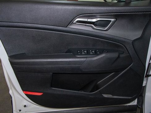 Used 2025 Kia Sportage LX image 10