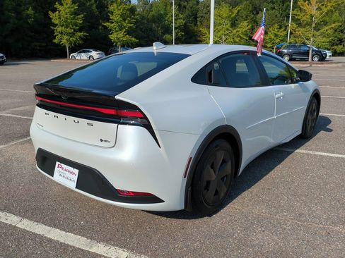 Used 2025 Toyota Prius LE FWD image 4