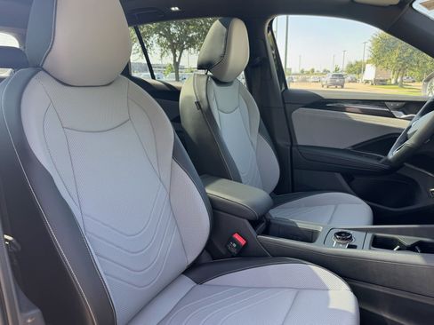 Used 2025 Volkswagen Tiguan SE R-Line image 16