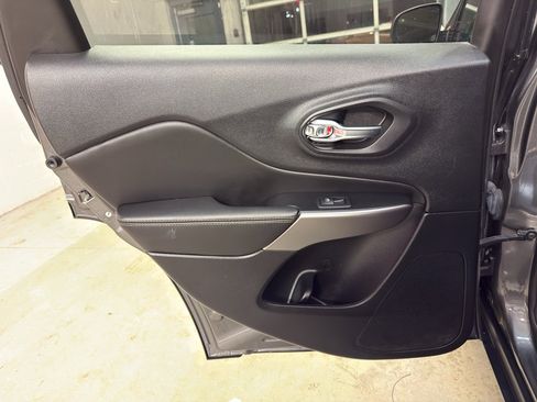 Used 2022 Jeep Cherokee Limited image 30