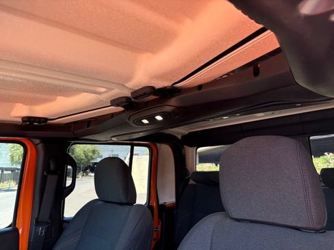 Certified 2025 Jeep Gladiator Sport AWD/4WD image 9