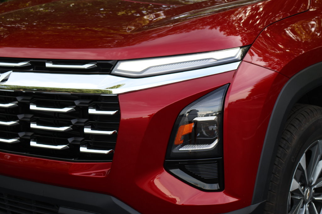 Used 2025 Chevrolet Equinox LT AWD/4WD image 3