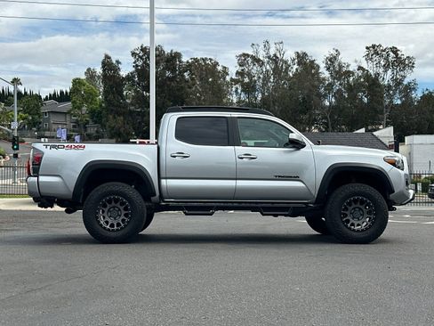Used 2022 Toyota Tacoma TRD Off-Road w/ Technology Package image 6