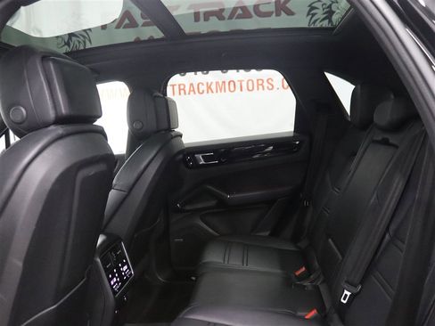 Used 2021 Porsche Cayenne AWD/4WD image 17