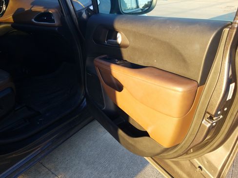 Used 2018 Chrysler Pacifica Limited w/ Tire & Wheel Group image 14