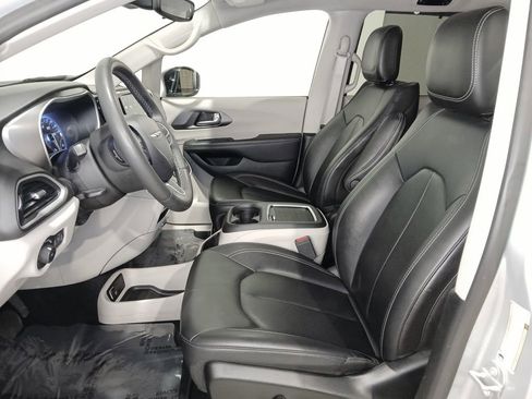 Used 2024 Chrysler Pacifica Touring-L FWD image 10