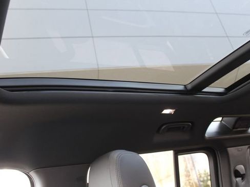 Used 2024 Land Rover Defender 110 X-Dynamic SE image 23