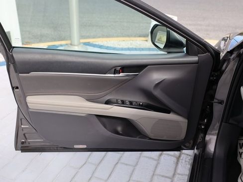 Used 2018 Toyota Camry XLE image 12