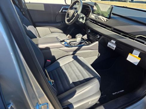New 2025 Mitsubishi Outlander SE image 4