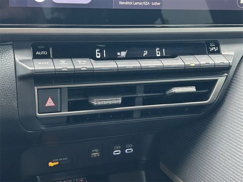 Used 2025 Toyota Camry SE image 31