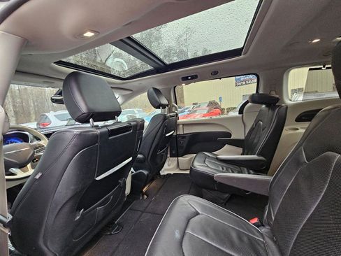 Used 2017 Chrysler Pacifica Limited image 38