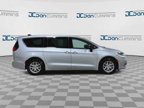 Used 2024 Chrysler Pacifica Touring-L FWD image 2
