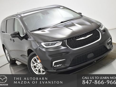 Used 2024 Chrysler Pacifica Touring-L image 2