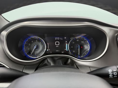 Used 2025 Chrysler Pacifica Select FWD image 23