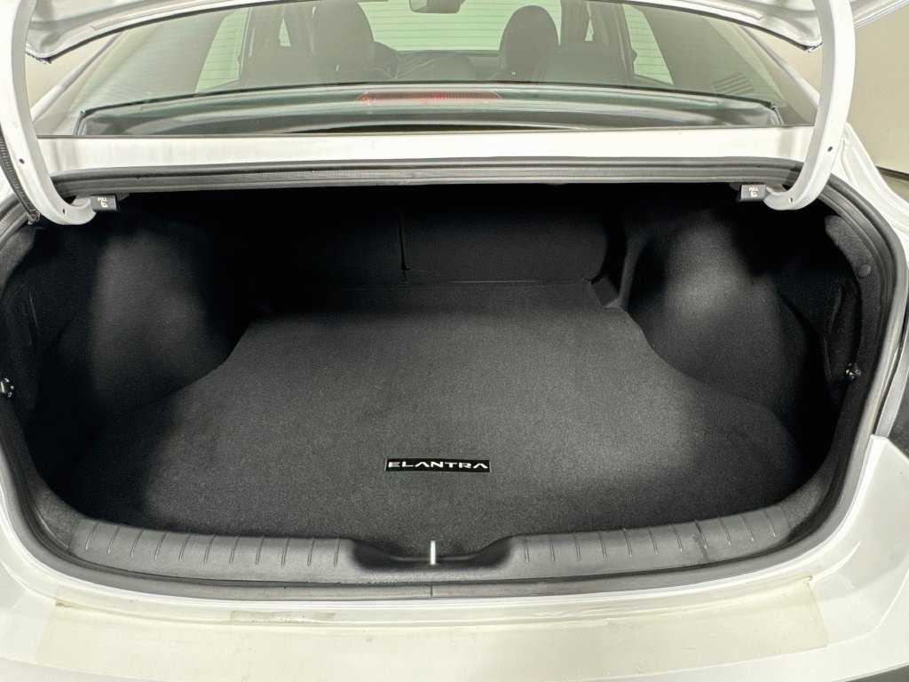 Certified 2025 Hyundai Elantra Limited FWD image 28