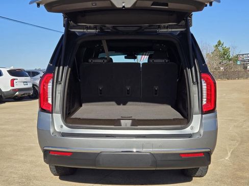 Used 2023 GMC Yukon XL SLT w/ SLT Luxury Package image 8