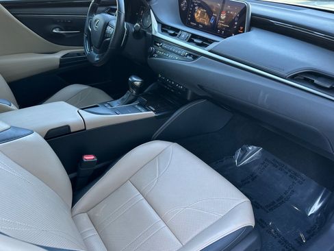Used 2019 Lexus ES 300h w/ Luxury Package image 15