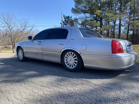 Used 2005 Lincoln Town Car Signature image 5