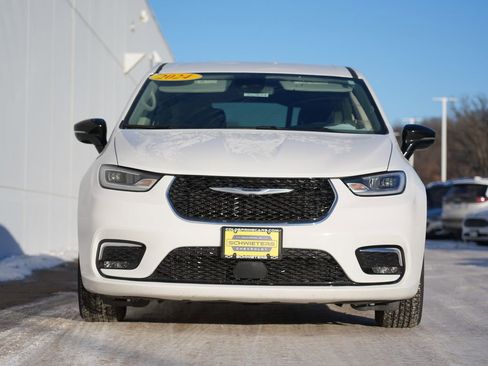 Used 2024 Chrysler Pacifica Touring-L image 8