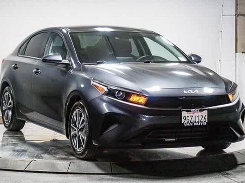 Used 2023 Kia Forte LXS image 3