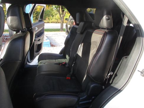 Used 2018 Ford Explorer XLT w/ Equipment Group 202A image 25