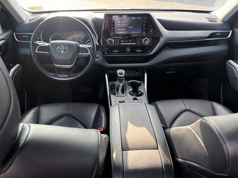 Used 2022 Toyota Highlander XLE image 29