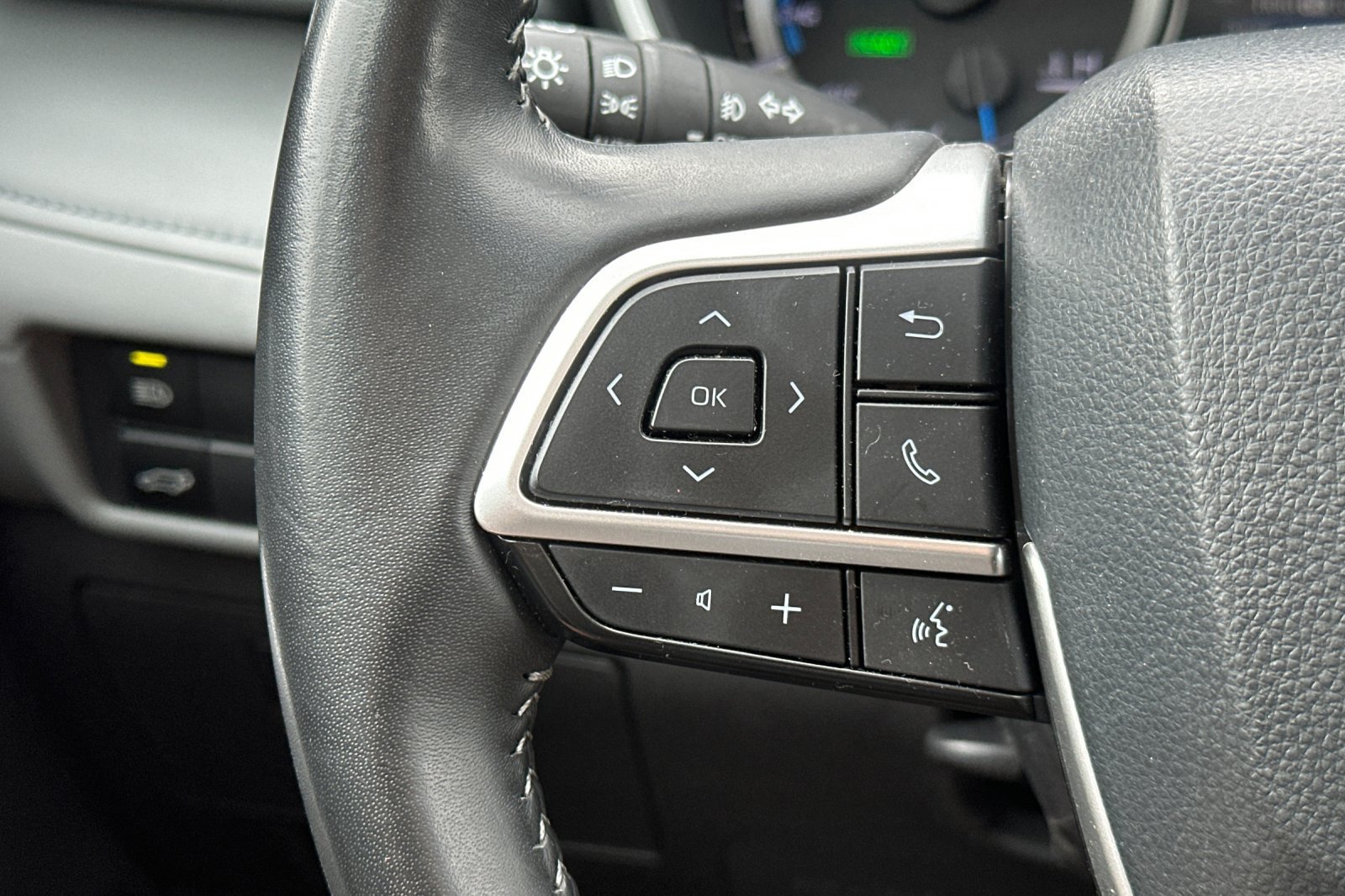 Used 2025 Toyota Highlander XLE AWD/4WD image 38