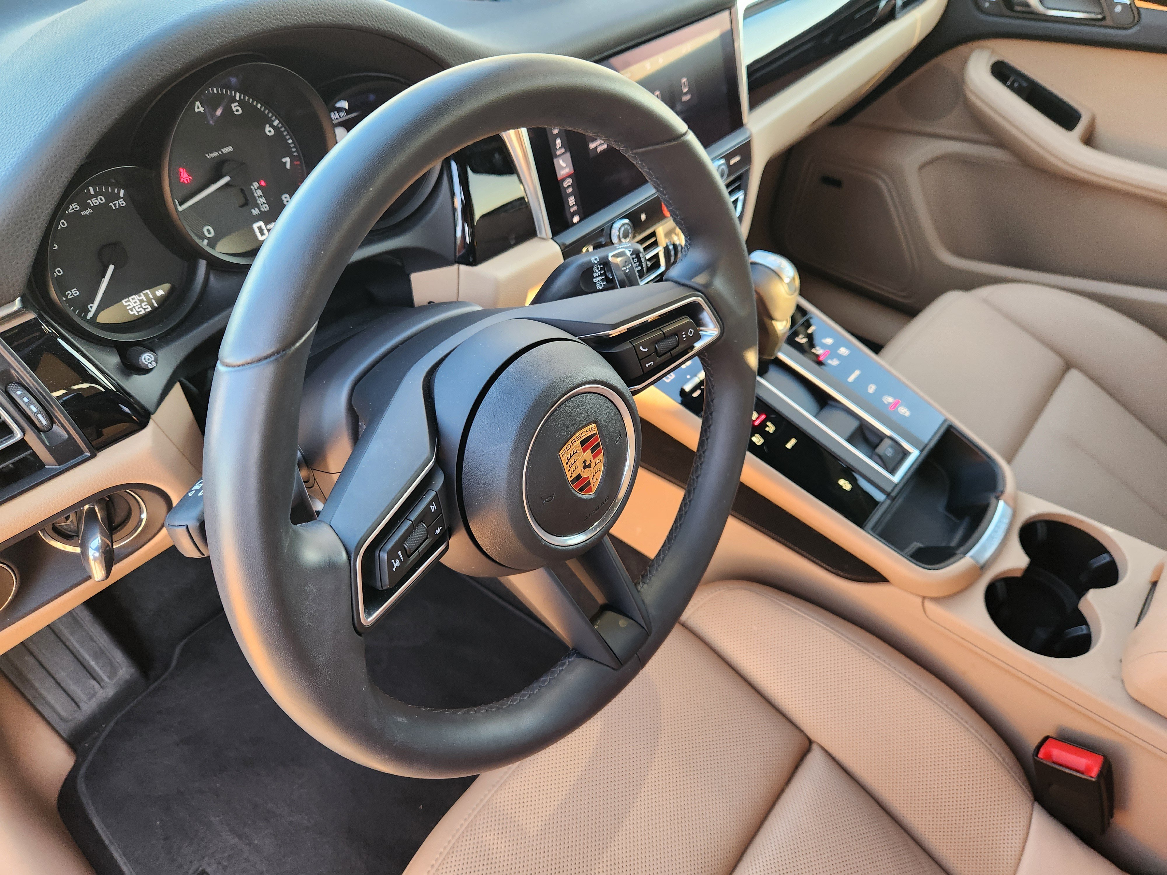 Certified 2026 Porsche Macan AWD/4WD image 4