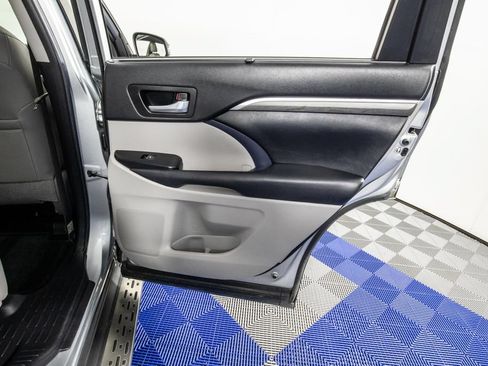 Used 2018 Toyota Highlander Limited Platinum FWD image 19
