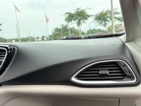 Used 2022 Chrysler Pacifica Touring-L FWD image 28