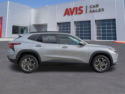 Used 2025 Chevrolet Trax LT w/ LT Convenience Package image 5