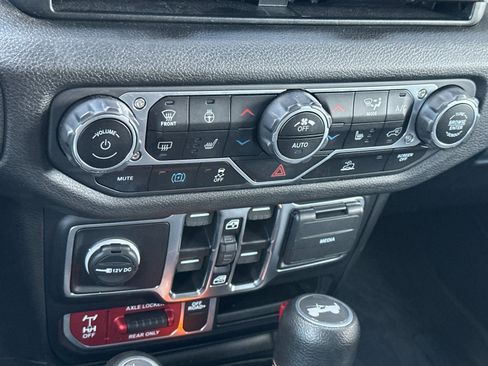 Used 2024 Jeep Wrangler Unlimited AWD/4WD image 19