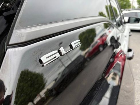 Used 2024 GMC Terrain SLE w/ Driver Convenience Package FWD image 6